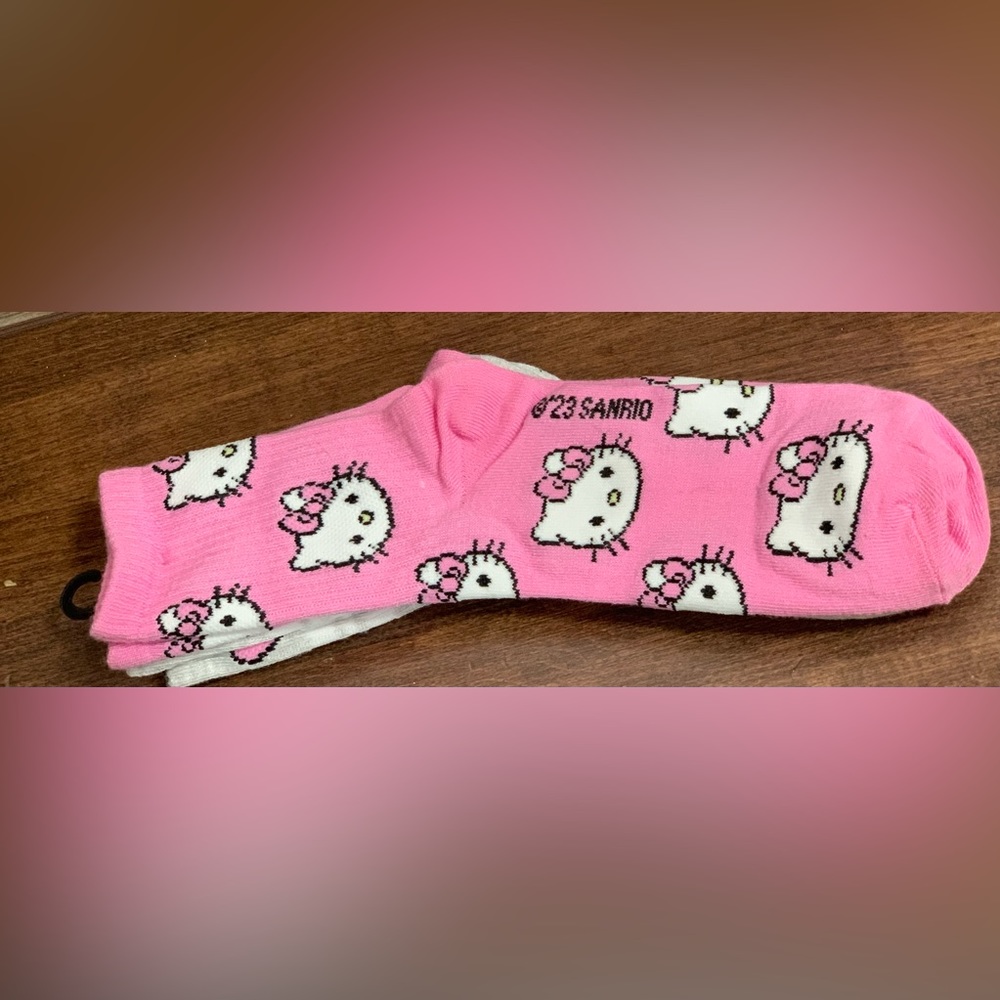 2 Pk Hello Kitty Crew Socks - Picture 7 of 7